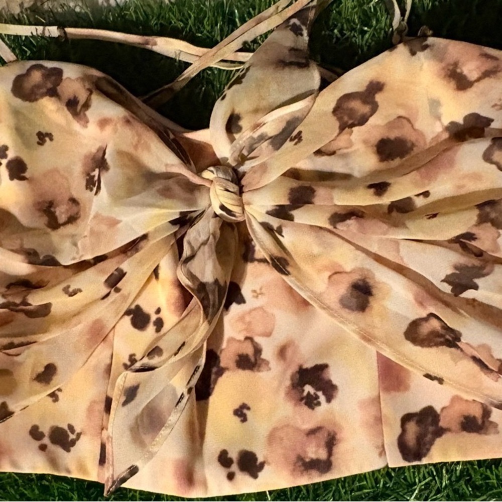 Gianni Bini Elegant Cream Floral Top